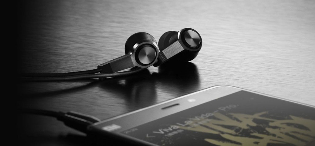 Фотография товара Наушники Xiaomi Mi In-Ear Headphones Basic (Черный) ZBW4354TY
